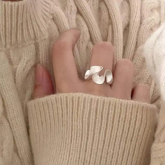 925 Silver Wavy Skirt Nubuc Ring